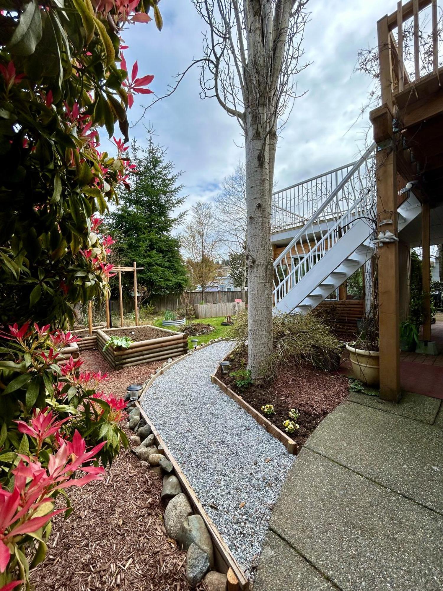 North Nanaimo Gem - Garden-View Room With Private Ensuite Экстерьер фото