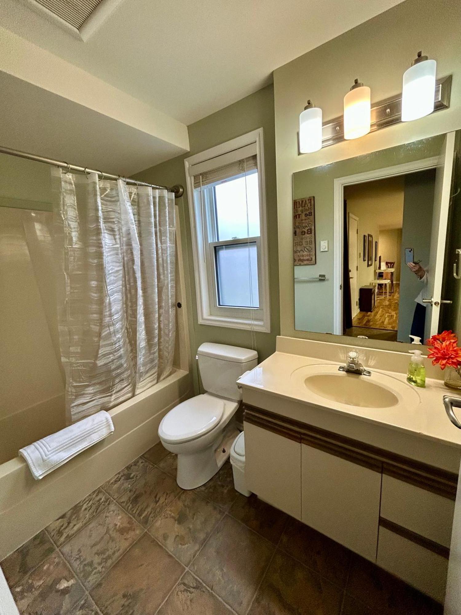 North Nanaimo Gem - Garden-View Room With Private Ensuite Экстерьер фото